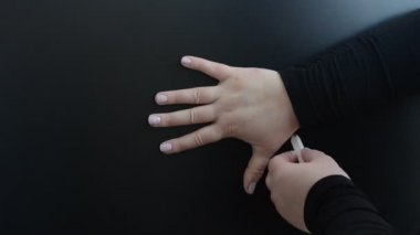 Tebeşirle bir el vuracağız. Tahtaya tebeşirle yazarız..