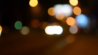 Şehirde çekim, gece vakti. Geceleri sokağın odak ışıklarının dışında.