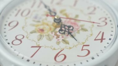 Çay zamanı geldi. Saat beşte. Zaman aşımı atışı.