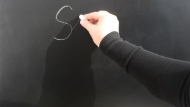 Burada bir tahtaya bahar tabirini yazıyoruz. Tahtaya yazılan tebeşir.