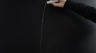 Dikdörtgen şeklinde bir üçgen çiziyoruz. Matematiksel bir formül yazıyoruz..