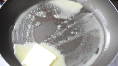 Kızartma tavasında tereyağı. Kızartma tavasında pişirmek.