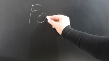Bu cümleyi dün kurulun unuttuğu bir yere yazdık. Tahtaya yazılan tebeşir.
