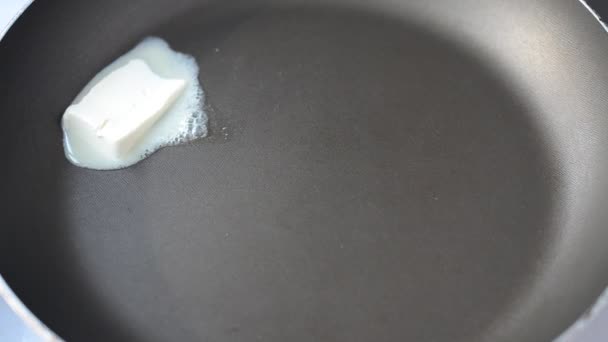 On fait frire des œufs frits. Tir dans la cuisine. Processus de préparation d'un plat .