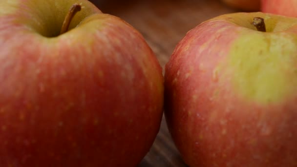 Manzana Una Tabla Disparos Movimiento — Vídeos de Stock