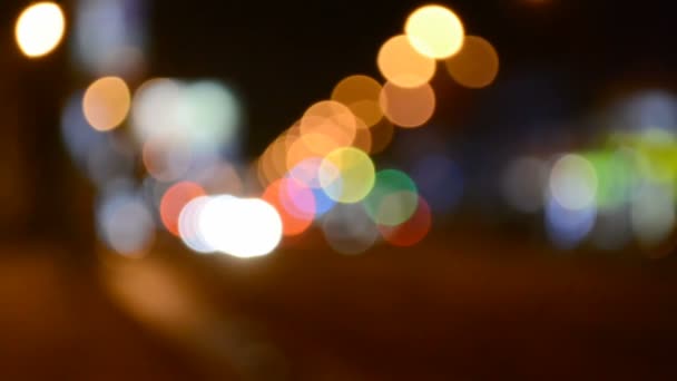 Şehirde Araba Var Bulanık Geceleri Sokağın Odak Işıklarının Dışında — Stok video