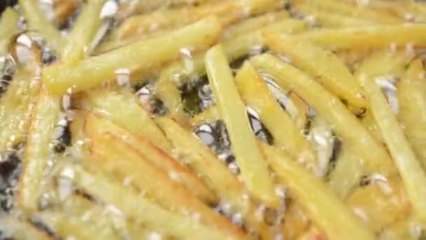 Freímos Papas Fritas Las Patatas Fritas Sartén — Vídeo de stock