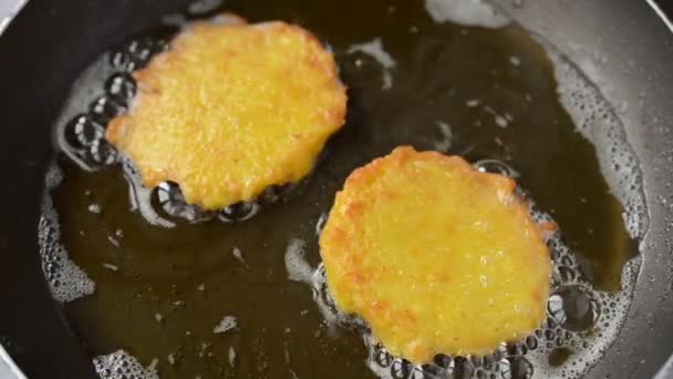 Panela Fritamos Marrons Haxixe Cozinhar Uma Frigideira — Vídeo de Stock