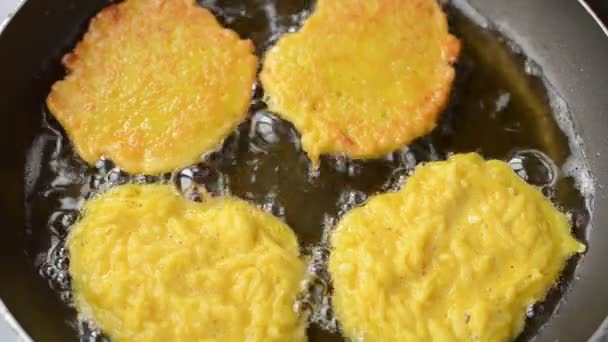 Μαγείρεμα Τηγάνι Τηγανίζουμε Πατάτες Πατάτες — Αρχείο Βίντεο