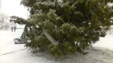 Şehirde kar, kış. Ağır çekim. Kışın çekim..