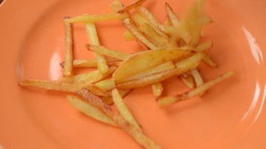 Patates kızartması Tabakta patates kızartması.