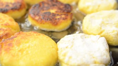 Cheesecake pişiriyoruz. Dökme demir tava. Kızarmış cheesecake yapıyoruz..