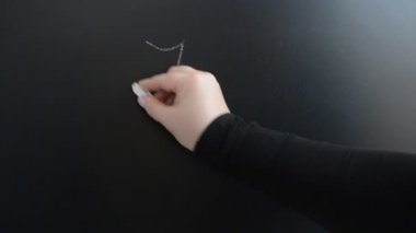 Popüler tabiri tahtaya yazıyoruz. Tahtaya tebeşirle yazarız..