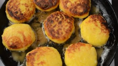 Cheesecake pişiriyoruz. Dökme demir tava. Kızarmış cheesecake yapıyoruz..