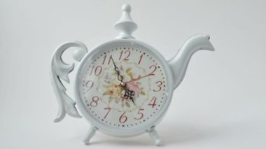 Çay zamanı geldi. Saat beşte. Zaman aşımı atışı.