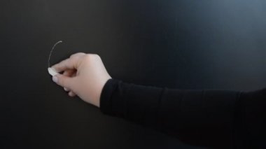 Tahtada indirim metni. Tahtaya tebeşirle yazarız..