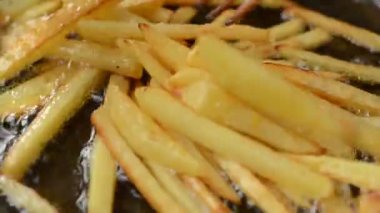 Kızartma tavasında patates kızartması. Patates kızartması yaparız..