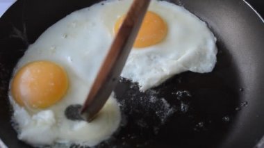 Sahanda yumurta yaparız. Mutfakta çekim. Bir yemeğin hazırlanma süreci.