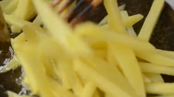 Pommes Auf Einer Pfanne Wir Braten Pommes — Stockvideo