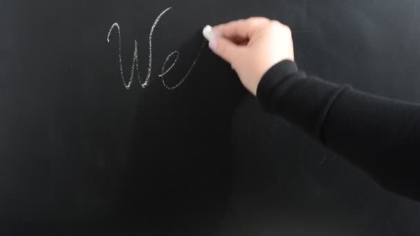 我们在黑板上写着欢迎来到我们家 板上的粉笔 — 图库视频影像