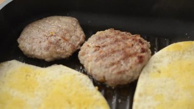 Sandviç hazırlıyoruz. Kızartma tavası, sandviç hazırlıyoruz..