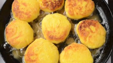 Kızarmış cheesecake yapıyoruz. Dökme demir tava. Peynirli kek pişiririz..