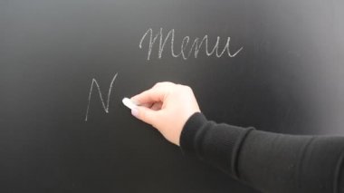 Menü tahtasına yazıyoruz. Tahtaya yazılan tebeşir.