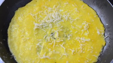 Bir omlet kızartırız. Omlet kızartırız..