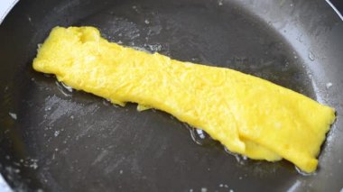 Omlet kızartırız. Bir omlet kızartırız..