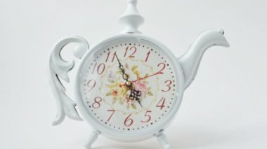 Çay zamanı geldi. Saat beşte. Zaman aşımı atışı.