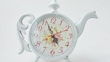 Çay zamanı geldi. Saat beşte. Zaman aşımı atışı.