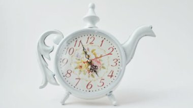 Çay zamanı geldi. Saat beşte. Zaman aşımı atışı.