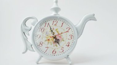 Çay zamanı geldi. Saat beşte. Zaman aşımı atışı.