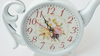 Çay zamanı geldi. Saat beşte. Zaman aşımı atışı.