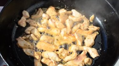 Taylandlı tavuk. Dökme demir bir tavada hazırlanıyoruz..