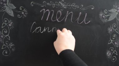 İtalyan tatlılarının olduğu menü. Menüyü tahtaya yazıyoruz..
