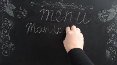 İtalyan tatlılarının olduğu menü. Menüyü tahtaya yazıyoruz..
