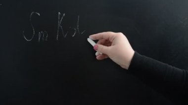 Gauss-Bonnet 'in formülü. Bu özel durumda bu formül bir yüzeyin yerel karakteristiğini Gaussian eğriliği ve onun deliklerden geçen küresel, topolojik karakteristik niceliği altında birbirine bağlar.. 