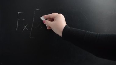 Fourier 'in Gauss' un işlevinden dönüşümü. Bu formül Fourier 'in Gauss fonksiyonundan dönüşümünün Gauss' un fonksiyonu olduğunu göstermektedir, ancak, sayısal katsayı ve diğer çarpıcı yine bir gösterge üzerinde.