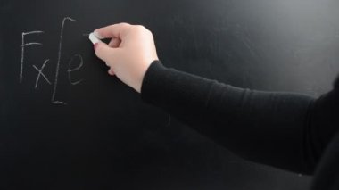 Fourier 'in Gauss' un işlevinden dönüşümü. Bu formül Fourier 'in Gauss fonksiyonundan dönüşümünün Gauss' un fonksiyonu olduğunu göstermektedir, ancak, sayısal katsayı ve diğer çarpıcı yine bir gösterge üzerinde.