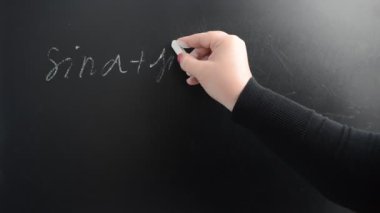 Trigonometri formülü. Tahtaya matematiksel bir formül yazıyoruz..