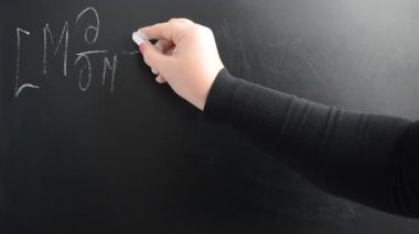 Kallan 'ın denklemi Simanzika. Kallan 'ın denklemi Simanzika. N 'nin evrimini açıklayan diferansiyel denklemi temsil eder. Teorinin tanımlandığı ve beta fonksiyonlarının da dahil olduğu enerjinin ölçek değişiminde korelasyon fonksiyonu..