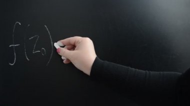 Cauchy 'nin tamamlayıcı formülü. Tahtaya matematiksel bir formül yazıyoruz..