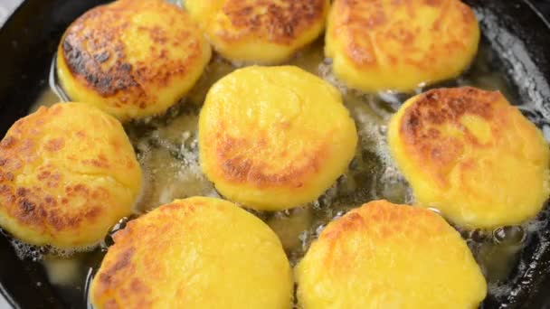 Cocinamos Tartas Queso Sartén Hierro Fundido Freímos Los Pasteles Queso — Vídeos de Stock