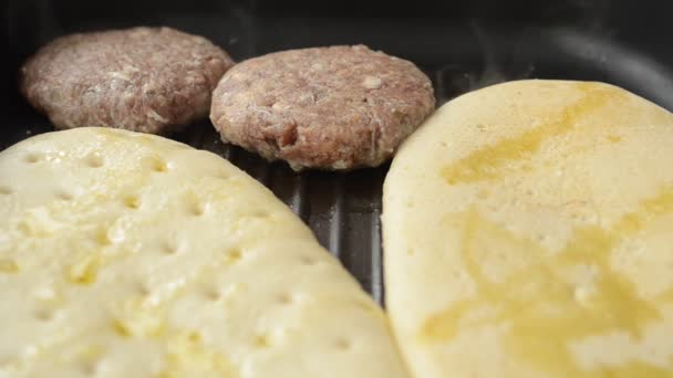 Bereiden Een Broodje Voor Braadpan Bereiden Een Broodje — Stockvideo