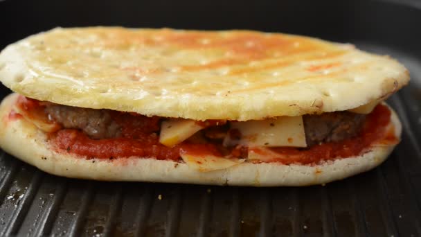 Pregătim Sandviş Prăjirea Tigaie Pregătim Sandwich — Videoclip de stoc