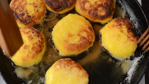 Kızarmış Cheesecake Yapıyoruz Dökme Demir Tava Peynirli Kek Pişiririz — Stok video