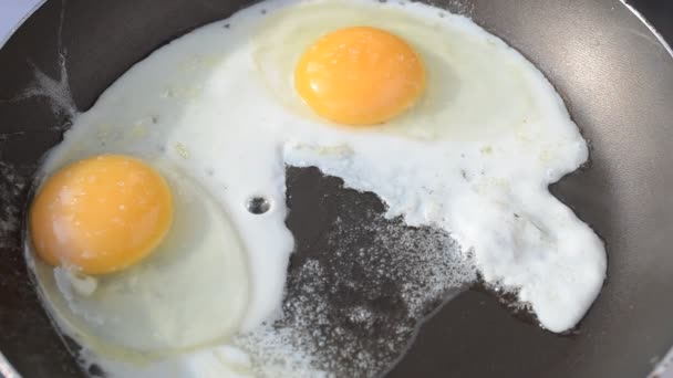 Freímos Huevos Fritos Disparos Cocina Proceso Preparación Del Plato — Vídeos de Stock