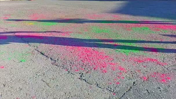 跑动参与者慢镜头 Ivano Frankivsk Ukraine July 颜色在300米的距离上运行 2016年7月23日 参与者在伊凡诺 弗兰科夫斯克被涂上了多种颜色的油漆 — 图库视频影像