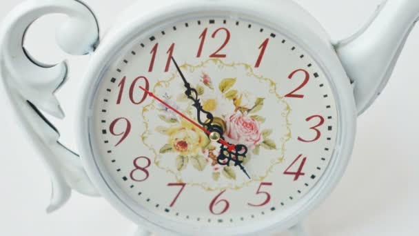 C'est l'heure du thé. Cinq heures. Prise de vue temporelle .